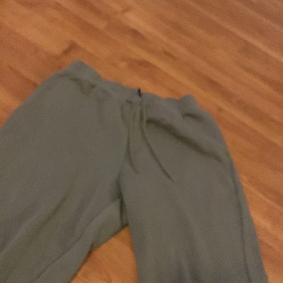 *lightly worn* jogging pants cropped leg - Picture 4 of 4
